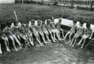 An Wasserbecken spielende Kinder im Kindergarten der Deutschen Reichsbahn Stendal