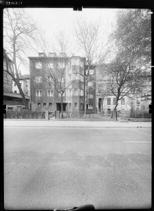 Altenburg, Rosa-Luxemburg-Straße. Wohnhaus. Straßenfront