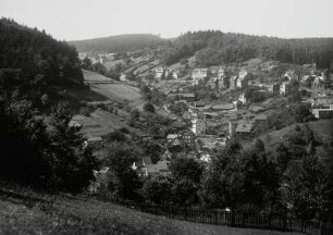 Ruhla, Stadtansicht : Ruhla. Stadtteilansicht im Dornsen-Tal. Blick von der "Schönen Aussicht" über das Erbstromtal nach Westen gegen Hinteren und Vorderen Engestieg