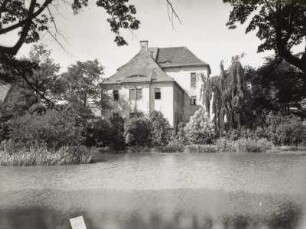 Polenz, Schloss Polenz. Ansicht des Herrenhauses über den Teich
