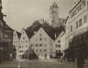 Füssen am Lech (Allgäu). Marktplatz mit historischen Bürgerhäusern. Im Bildhintergrund das Hohe Schloss