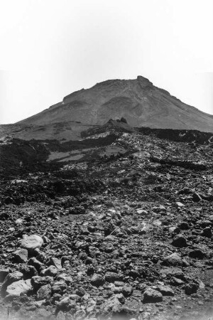 Pico do Fogo : Blick vom Tal auf den Pico do Fogo, den Gipfel der Vulkaninsel Fogo.
