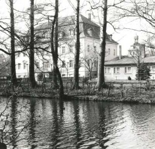 Steinbach. Schloss mit Wirtschaftshof. 1691 (Schloss) begonnen, 1715 und 1809 (Wirtschaftshof). Ansicht über den Schlossteich