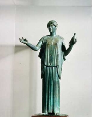Athen. Archäologisches Nationalmuseum. Aphrodite im Peplos mit Taube. Aus dem Pindos, um 450 v. Chr. Fund von K. Karapanos in Dodona
