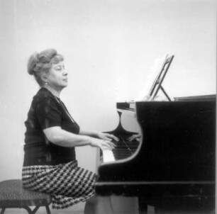 Frieda Bauer (Pianistin) während der Probe zu einem Sonatenkonzert mit David Oistrach (1908-1974; Geiger) in Leipzig, 29. April 1971
