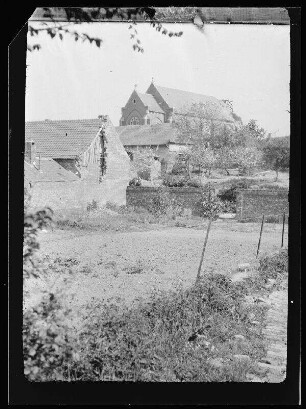 Guillemont (Dep. Somme, Frankreich), Kirche im Hintergrund