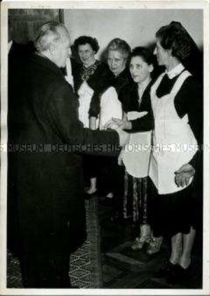 Putzfrauen gratulieren zum 79. Geburtstag von Konrad Adenauer