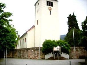Ansicht von Westen mit Kirche (Gotischer Neubau auf Vorgänger) über Kirchhofmauer (Wehrgang mit Steinbrüstung im 18 Jh abgetragen)