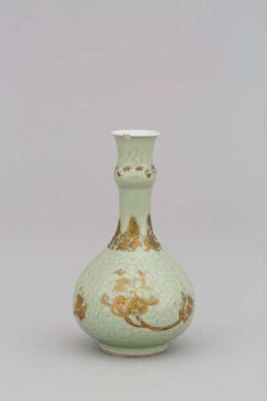 Flaschenvase mit Reliefdekor