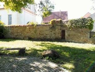 Ansicht von Norden im Nordwesten mit Kirchhofmauer (Wehrgang mit Steinbrüstung im 18 Jh abgetragen) über Feldseite
