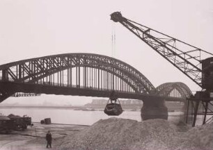 Düsseldorf, Oberkasseler Brücke : Düsseldorf. Oberkasseler Brücke. Straßenbrücke über den Rhein. Blick zum linken Ufer nach Oberkassel