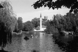 Bukarest: Blick über den See und Minarett