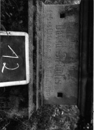 Grabstein 12 (Index: 100100941) Material: Sandstein Zustand: Schrifttafel fehlt Maße HxBxT: 170x53x24 cm Beschreibung: Stele, getreppter Sockel, Rundbogenabschluß, Schrifttafel rechteckig Symbolik: Verzierungen Besonderheit: eingravierte Nummer: 38: Grabstein 12A