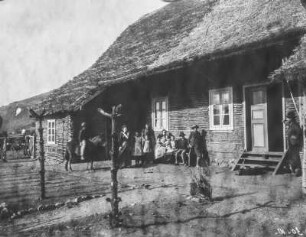 Gruppenbildnis : Gruppenbildnis vor einem Haus
