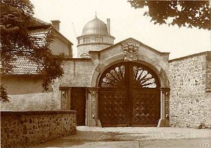 Grund, Peter; Ernsthofen, Modautal; Schloss Ernsthofen - Tor geschlossen (Außenansicht)