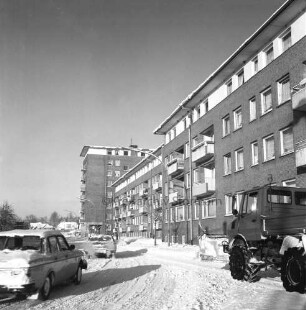 Berliner Ring: links Pkws: rechts Fahrzeug der Straßenmeisterei: dahinter Wohnblocks: Winter