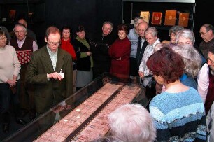 Besucher im Buchmuseum vor der Vitrine mit der Maya-Handschrift