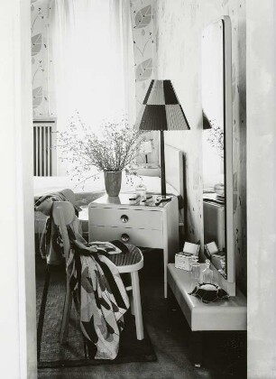 Schlafzimmer-Interieur mit Nachtschrank, Stuhl und Frisiertisch