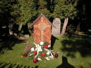 Neues Grab eines polnischen Künstlers auf dem deutschen evangelischen Friedhof bei der Kirche Wang, beim Kurort Karpacz