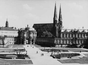 Szene aus einem Dokumentarfilm über den Zwinger: Zwingerhof mit stadtseitigem Pavillon und Sophienkirche