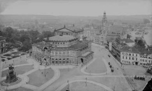 Dresden. Blick vom Turm der Katholischen Hofkirche nach Nordwesten gegen Opernhaus, Fernheizwerk und Hotel Bellevue
