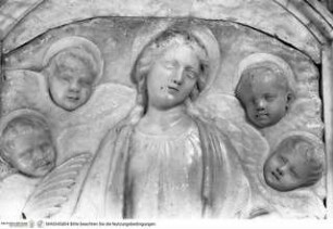 Heilige Katharina von Alexandrien mit geflügelten Engelköpfen