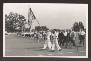 Einzug der Sportler auf dem Jahnsportplatz. Detmold. Lagesche Str. Papierabzug