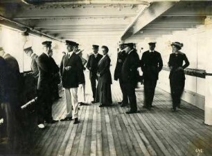 Touristen beim Flanieren auf dem Promenadendeck des Passagierdampfers Victoria Luise : Bordaufnahmen. Touristen beim Flanieren auf dem Promenadendeck des Passagierdampfers Victoria Luise