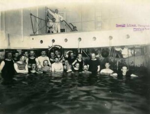 Weltreisen, Bordaufnahmen. Gruppenbild mit Herren im Wasserbecken des Schwimmbades auf der Cleveland