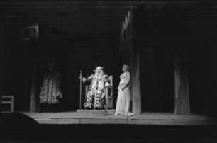 Szenenbilder aus der Oper "Pelléas und Mélisande" von Claude Debussy, nach einem Schauspiel von Maurice Maeterlinck an der Deutschen Staatsoper Berlin : Szene mit Anny Schlemm als Melisande
