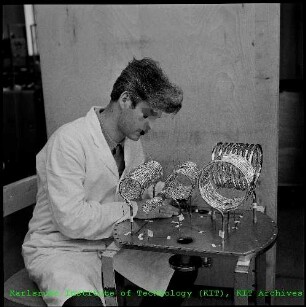 Helix (High Energy Light Isotope Experiment)-Experiment am Institut für Experimentelle Kernphysik (IEKP)