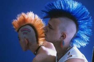 Zwei Punks mit Irokesenschnitt