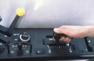 Fotografie: Traktor, Führerstand, Arbeitsplatz, Bedienelement, Elektronische Hubwerksregelung (EHR)