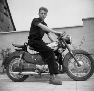 Große Jugend. Junger Mann auf einem Motorrad