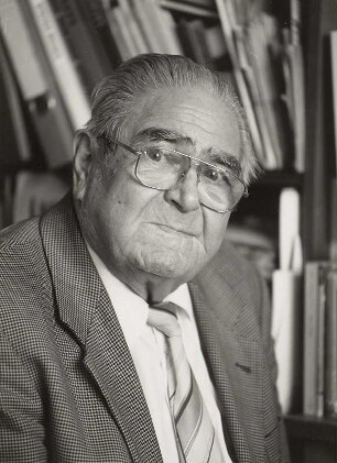 Porträtaufn. Ernst Schäfer (1916-2002; Fotograf und Publizist) in seiner Wohnung