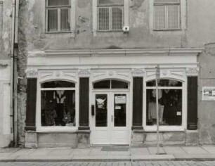 Wohnhaus mit Laden