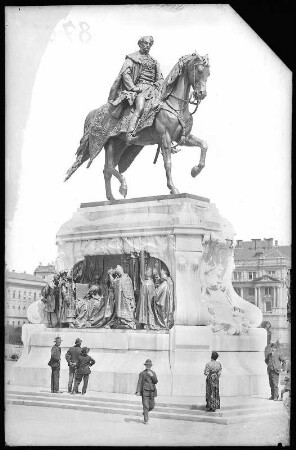 Budapest. Andrassy-Denkmal (1906) am Parlament : Budapest. Reiterstandbild von Gyula Andrássy (1906; György Zala). Das Denkmal wurde 1945 abgetragen und eingeschmolzen, 2016 wurde eine Kopie aufgestellt.
