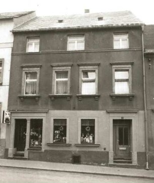 Marienberg, Bergstraße 2. Wohnhaus mit Laden. Straßenfront