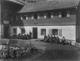 Gepatschhaus : Blick auf das Gepatschhaus (Unterkunft). Davor sitzend einige Wanderer.