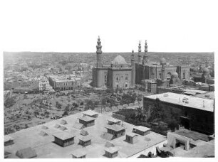 Kairo (Ägypten). Stadtzentrum mit Sultan-Hassan-Moschee