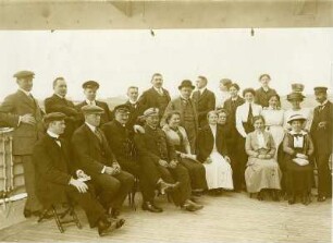 Gruppenbildnis mit Touristen an Deck eines Hochseepassagierdampfers ("Victoria Luise"?)