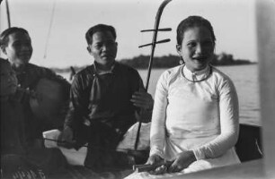 Gruppe beim Musizieren (Deutsche Ostasien-Expedition 1937/1939)