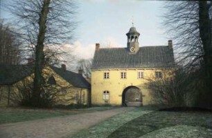 Gut Jersbek: Torhaus: Blick von Straße Allee: durch Torbogen Blick auf Herrenhaus: vorne Zufahrt, links Nebengebäude