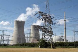 Atomkraftwerk AKW Grafenrheinfeld. Sonne mit Hochspannungs-Leitungen und -Masten. Symbol für Energie