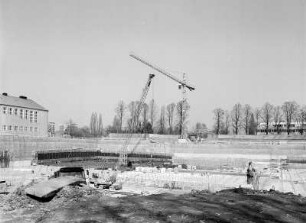 Baustelle Sächsische Landesbibliothek - Staats- und Universitätsbibliothek Dresden, Zentralbibliothek. Rohbau, Baugrube Nordwestecke mit Mobildrehkran und Turmdrehkran : Dresden-Räcknitz, Zellescher Weg 18. Baustelle Sächsische Landesbibliothek - Staats- und Universitätsbibliothek Dresden, Zentralbibliothek. Rohbau, Baugrube Nordwestecke mit Mobildrehkran und Turmdrehkran