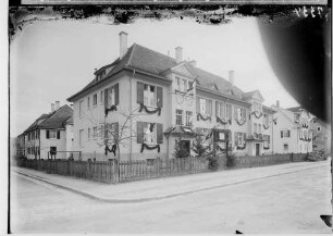 Haus mit Hakenkreuzfahnen und Girlanden geschmückt in der Leopoldstraße 33b und 53c in Sigmaringen, zur Ecke Werdenbergstraße