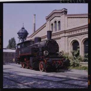 Dampflokomotive "Preußische T 9.3" (Tki3-112 PKP) vor dem Lokschuppen