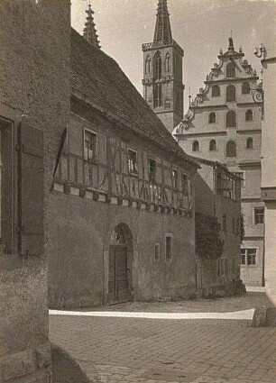 Rothenburg ob der Tauber. Giebel des alten Gymnasiums, links Türme der Jakobskirche. Das alte Gymnasium erbaute Leonhard Weidmann 1589-91