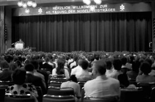 40. Tagung 1990 Mediziner: Ganzer Saal mit Ansprache Rita Süssmuth und Aufschrift "Herzlich Willkommen zur 40. Tagung der Nobelpreisträger"