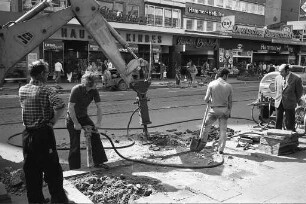 Einrichtung der ersten ausgebauten Fußgängerzone in der Kaiserstraße zwischen Herrenstraße und Ritterstraße